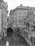 129988 Gezicht op het Stadhuis (Stadhuisbrug) te Utrecht, vanaf de Kalisbrug, met rechts de Vismarkt.